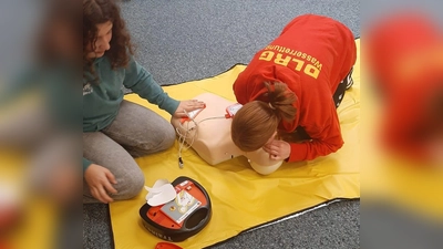 Linda und Lena bei einer Herz-Lungen-Wiederbelebung mit einem automatischen externen Defibrilator. (Bild: Miriam Teichmann)