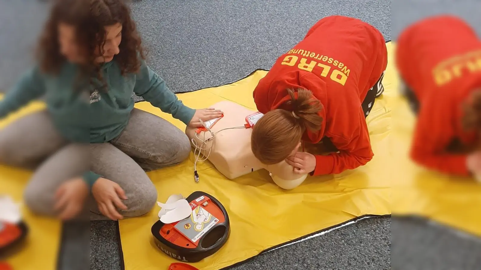 Linda und Lena bei einer Herz-Lungen-Wiederbelebung mit einem automatischen externen Defibrilator. (Bild: Miriam Teichmann)
