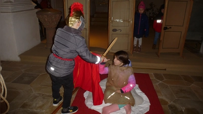 Luan Colella als St.Martin teilte mit dem Bettler (Lina Pätzold) seinen Mantel. (Bild: Siegfried Bock)