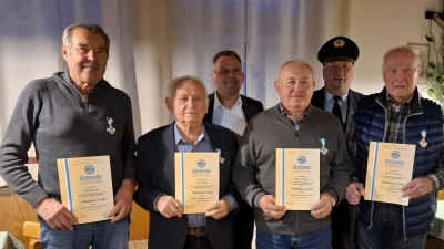 Die Geehrten v.l.n.r: Josef Baumer, Josef Klier, Richard Binder und Johann Uschold sen., dahinter Bürgermeister Norbert Eckl und Vorstand Peter Breitschafter (Bild: Lydia Breitschafter)