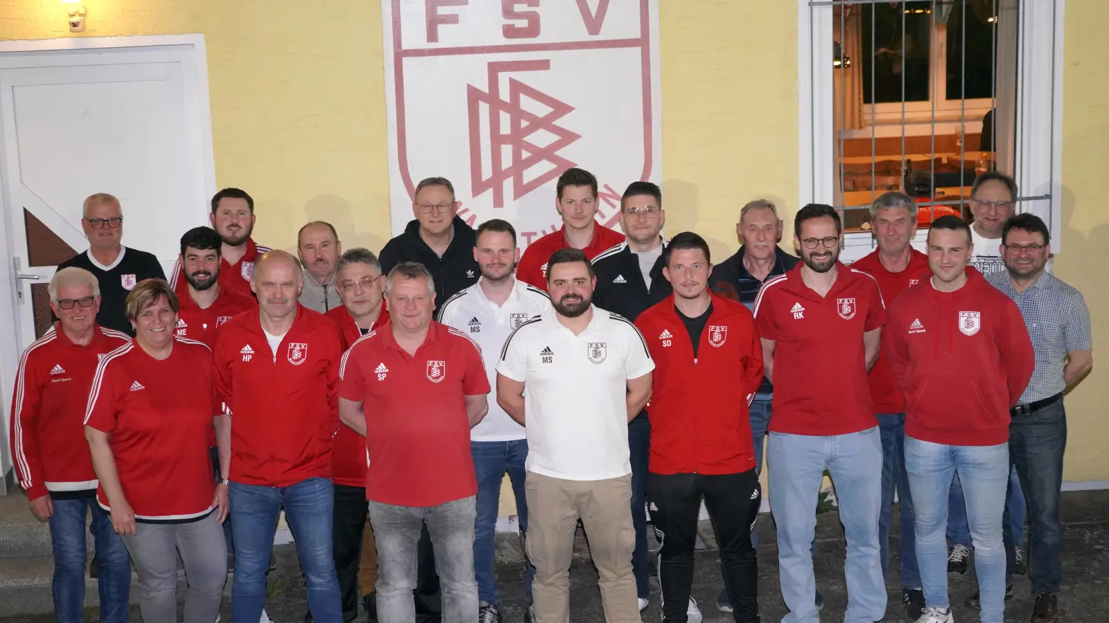 Die neue Führungscrew des FSV Waldthurn mit Vorsitzenden Peter Sollfrank (vorne Vierter von links) und den beiden Stellvertretern Hubert Pühler (vorne Dritter von links) und Max Stark (vorne Mitte - weißes Shirt). (Bild: Franz Völkl )
