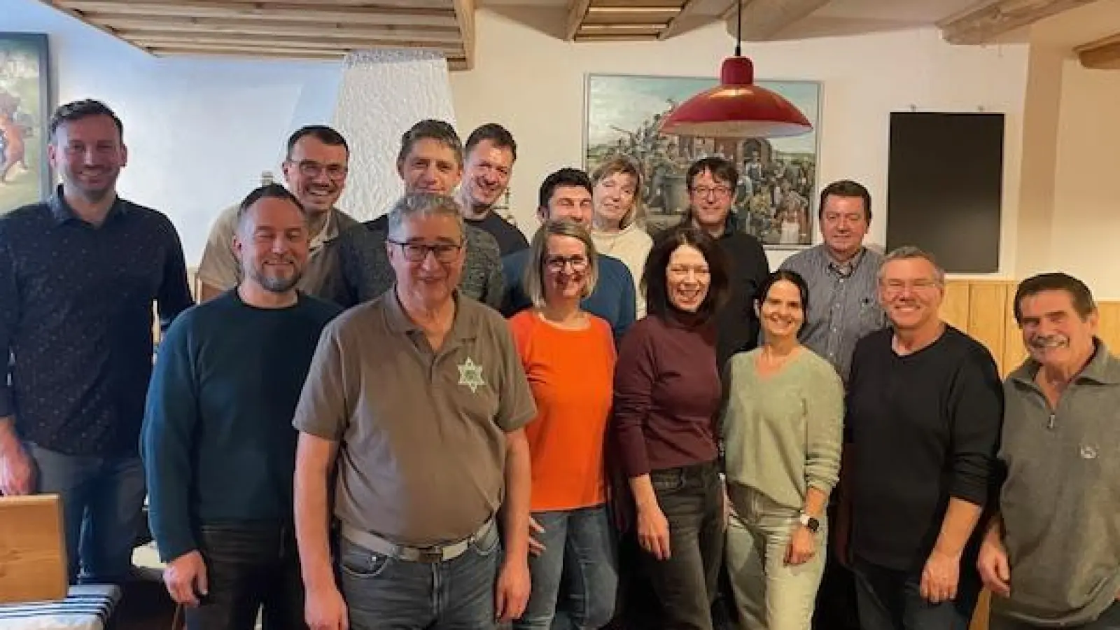 Die Vorstandschaft von li: Florian Gietl, Marcus Hauffe (3. Vorstand) Christian Senft, Johannes Höning (1. Kassier) Andreas Bösl (1. Vorstand) Simon Lugert, Heike Angerer (2. Kassier) Fernando Soares (2. Vorstand) Inge Birner, Claudia Dietl (1. Schriftführer) Martin Bodenmeier, Hilde Groß (2. Schriftführer), Bernhard Werner, 1. Bürgermeister Reinhard Sollfrank, Peter Melchner, nicht im Bild: Christian Drews, Alfred Neumann und Sven Winkler (Bild: Andreas Bösl)