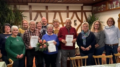 Die alte und neue Vorstandschaft mit den Geehrten (Urkunde) von links Peter Stenzel, Christa Scharrer und Konrad Sperber - Chorleiterin Regina Rösch ganz rechts (Bild: Christine Ludwig)