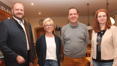 Sandra Käs (Zweite von links) tritt als Schatzmeisterin der Georgenberger CSU in die Fußstapfen von Michael Schieder (Zweiter von rechts). Darüber freuen sich Vorsitzende Marina Hirnet und Landrat Andreas Meier. (Bild: Rudolf Völkl)