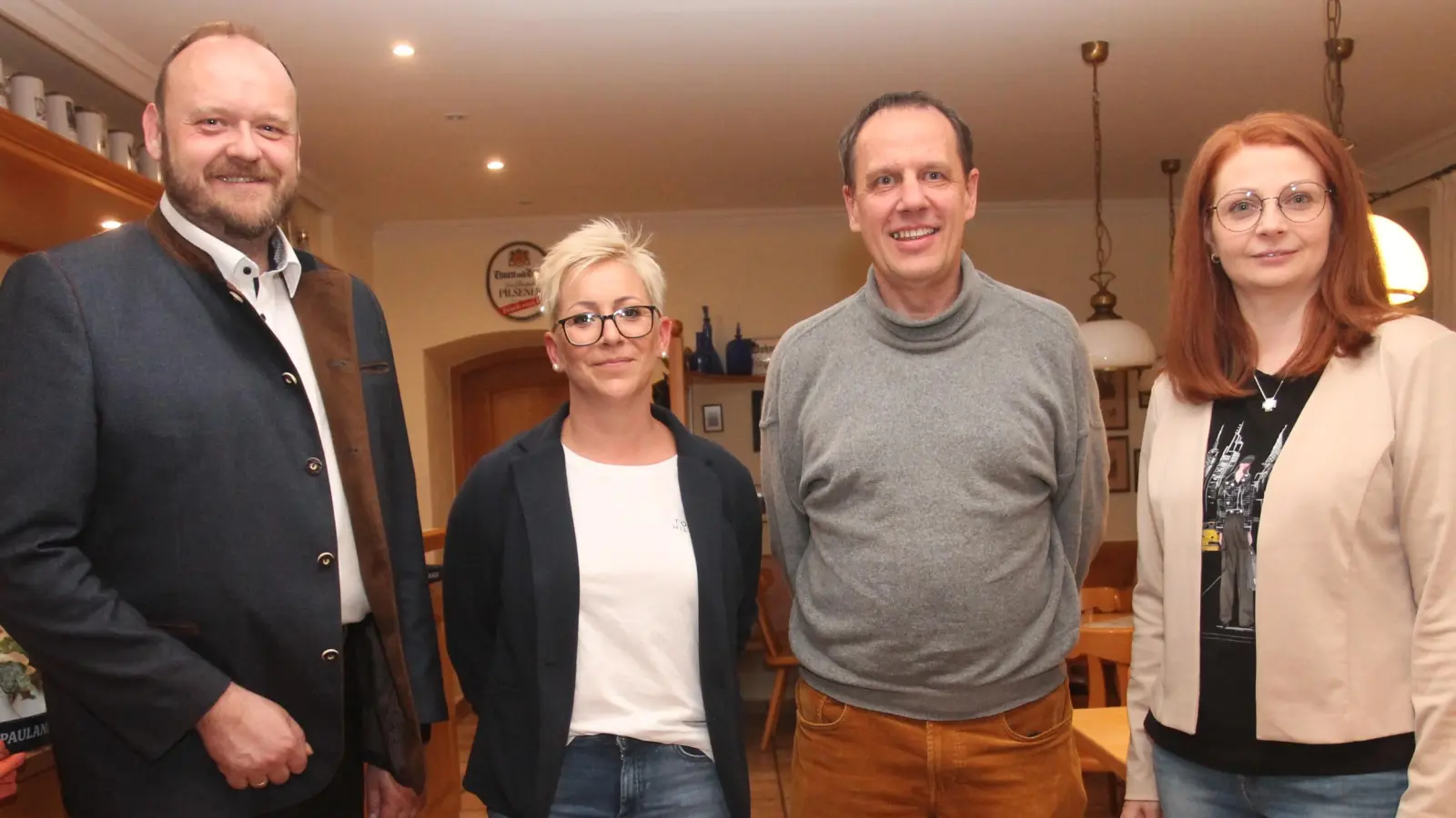 Sandra Käs (Zweite von links) tritt als Schatzmeisterin der Georgenberger CSU in die Fußstapfen von Michael Schieder (Zweiter von rechts). Darüber freuen sich Vorsitzende Marina Hirnet und Landrat Andreas Meier. (Bild: Rudolf Völkl)