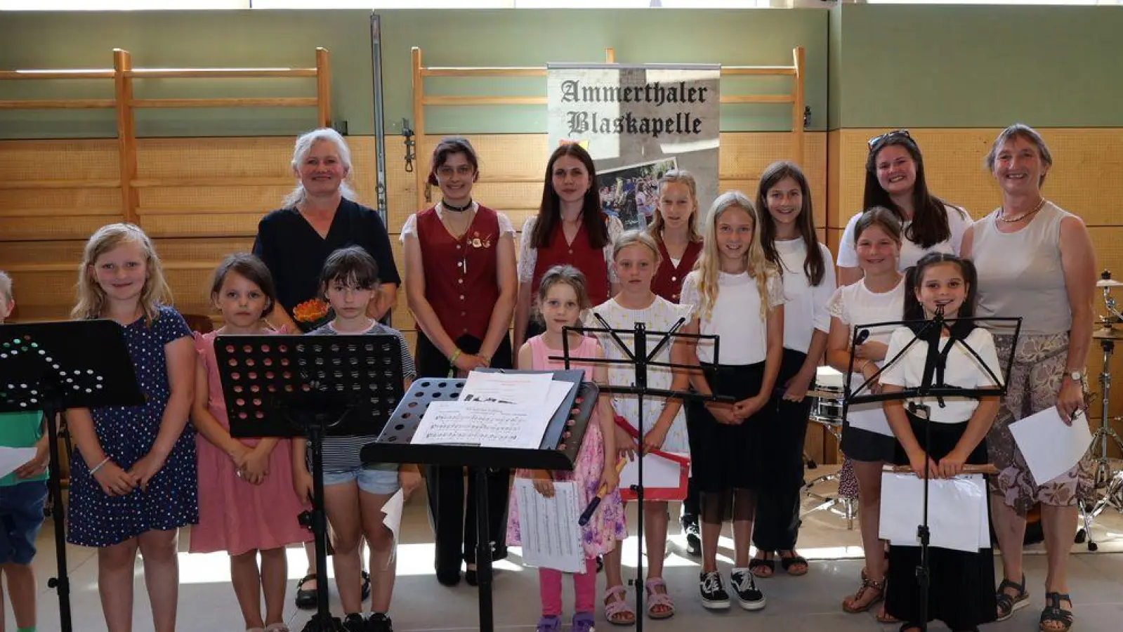 Musiklehrerin Birgitta Englhard (links,hinten), hinten v.r. Spartenleiterin Nachwuchs Maria Hofmann, 1. Vorsitzende Jessica Zimmer und ein Teil ihrer Schülerinnen sind mit auf dem Bild. (Bild: Alexandra Bär)
