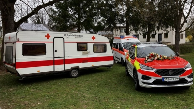 Ein Grund zum Feiern: Das neue Einsatzfahrzeug des BRK Schmidgaden wird im Rahmen einer gelungenen Einweihung offiziell in den Dienst gestellt. (Bild: David Prifling)