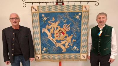 Die Aussteller Georg Würfl (re) und Anton Hochwart bei der historischen Fahne des Bayernvereins aus Gelsenkirchen. (Bild: Karl Ziegler)