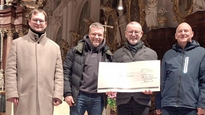 Im Bild zu sehen bei der Spendenübergabe in der Basilika v.l.: Chorleiter Andreas Sagstetter mit 1. Vorsitzenden Andreas Bergauer, Stadtpfarrer Dekan Dr. Thomas Vogl sowie 2. Vorsitzenden Werner Koch. (Bild: Andreas Bergauer)