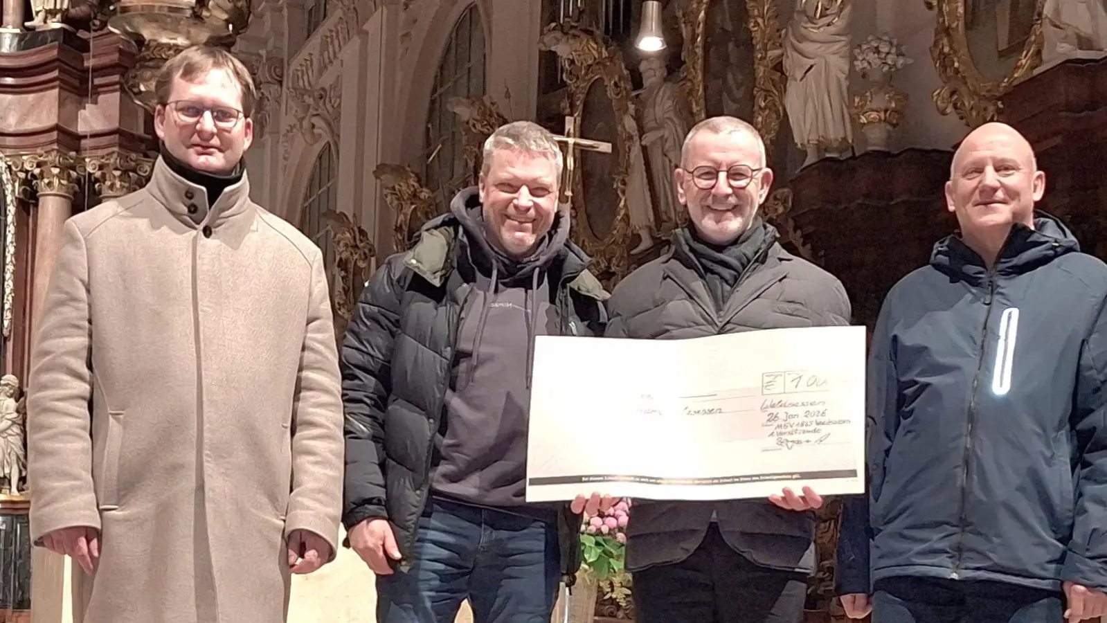 Im Bild zu sehen bei der Spendenübergabe in der Basilika v.l.: Chorleiter Andreas Sagstetter mit 1. Vorsitzenden Andreas Bergauer, Stadtpfarrer Dekan Dr. Thomas Vogl sowie 2. Vorsitzenden Werner Koch. (Bild: Andreas Bergauer)