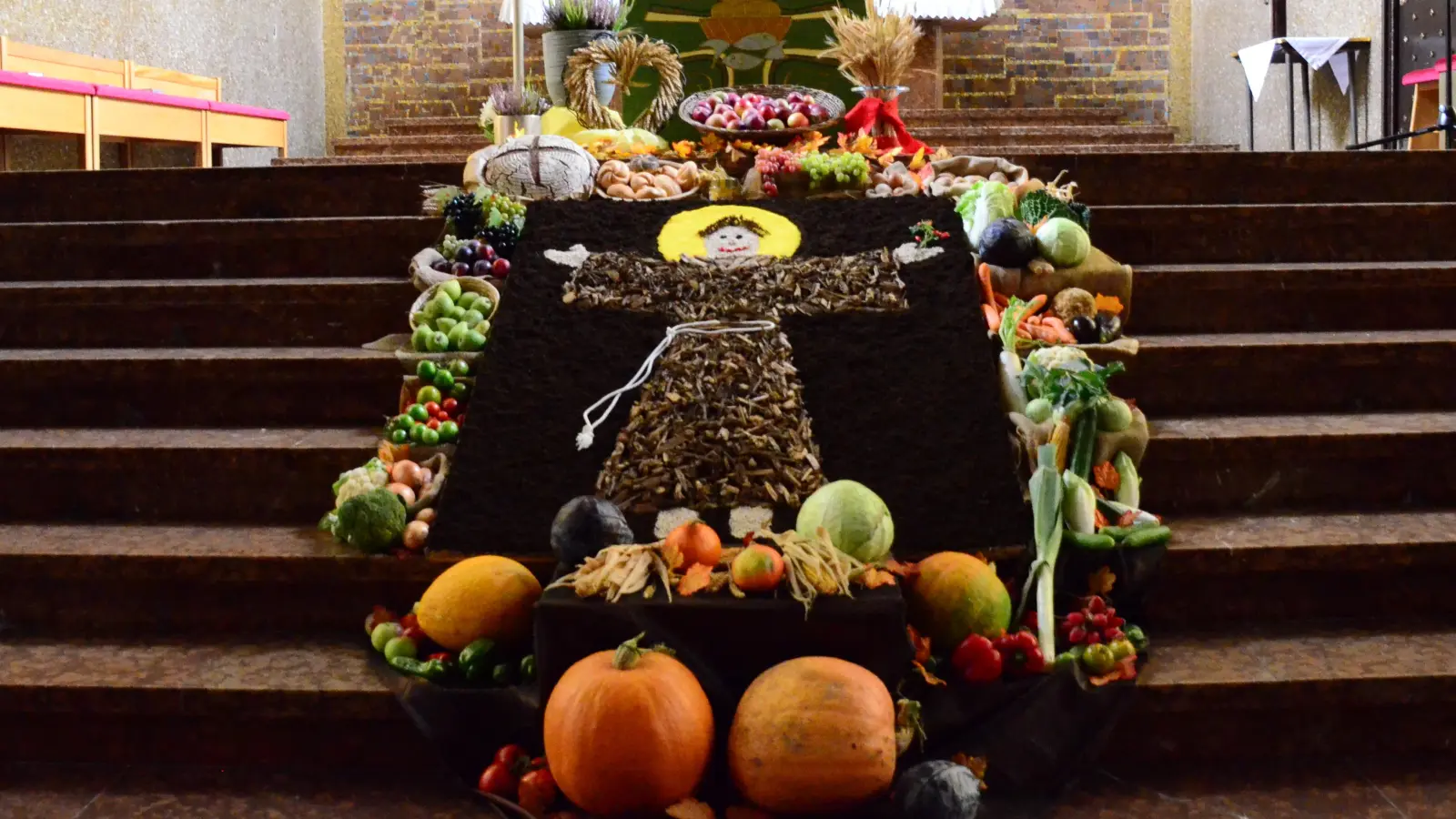 Der Erntealtar mit dem Abbild des heiligen Franz von Assisi.  (Bild: Helmut Kunz)
