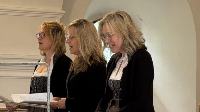 Der Waldthurner Dreigesang TriAngel mit (von links) Andrea Götz, Steffi Daubenmerkl und Doris Völkl sowie Organist Georg Schmidbauer. (Bild: Franz Völkl)
