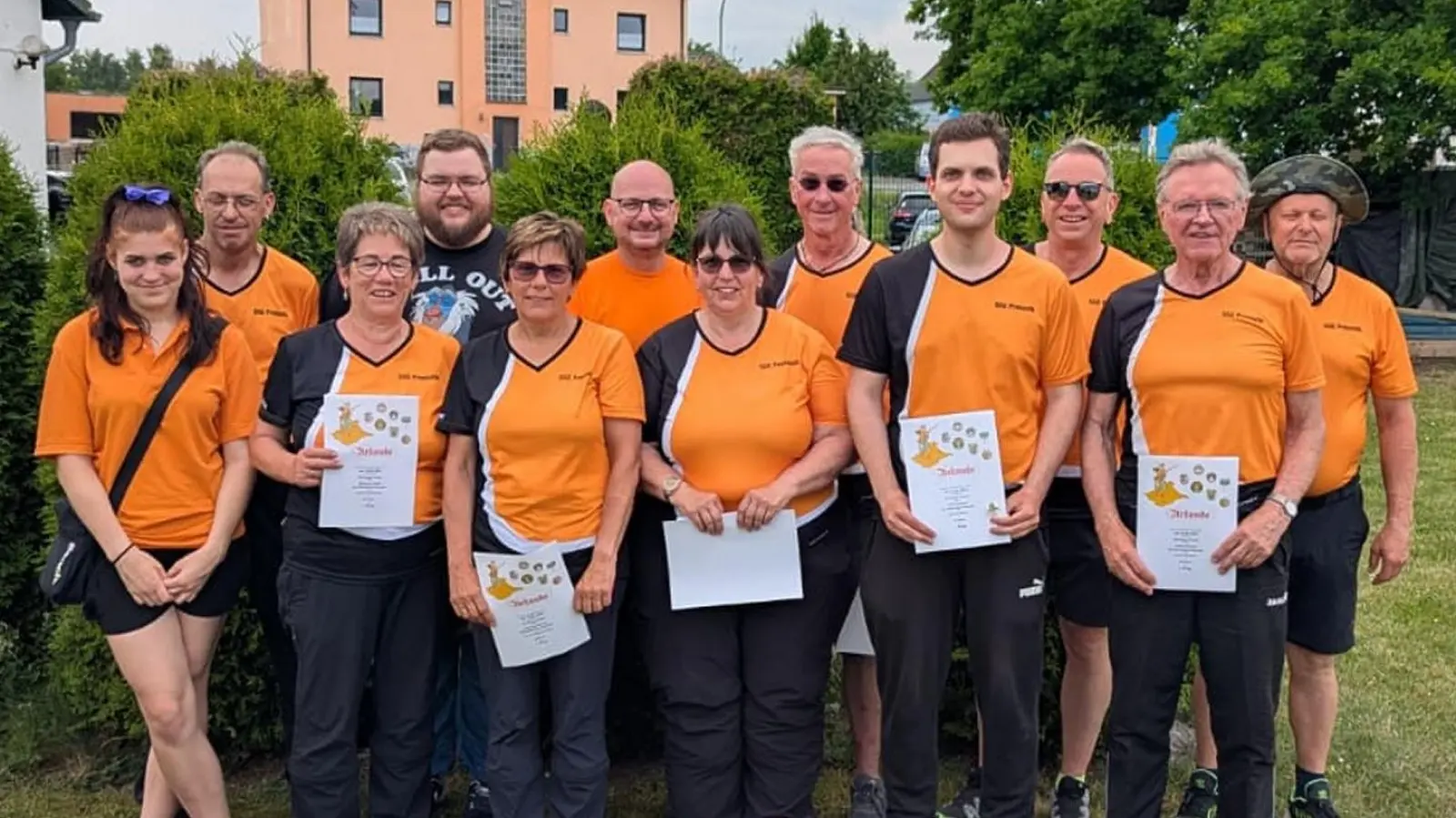 Bei den Oberpfälzer Bezirksmeisterschaften des Bayerischen Sportschützenbundes in Mitterteich schafften es fünf Pressather Bogenschützen aufs Treppchen, unter ihnen auch Bundes- und Landesmeister Hubert Schulze (Zweiter von rechts). (Bild: Angelique Dorner)