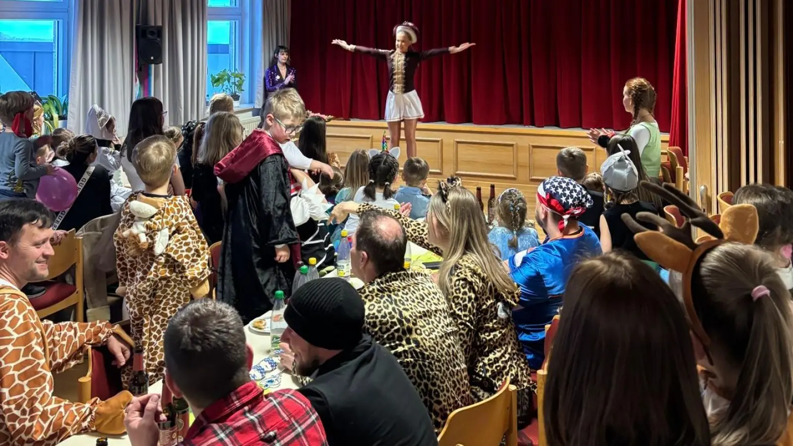 Das Funkenmariechen des Faschingsvereins Stammtisch Botzersreuth bei ihrem Auftritt. (Bild: Jonas Meiler)