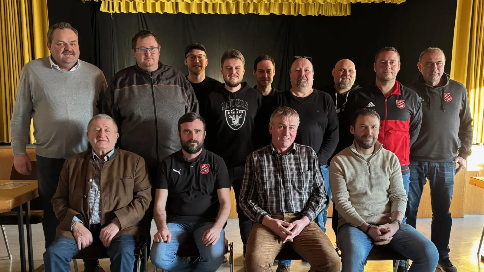 Die neugewählte Vorstandschaft des VfB. Sitzend von links: Michael Heldwein, Mario Franz, Josef Hubmann, Martin Freundl stehend von links: 2. Bürgermeister Michael Schedl, Martin Gleißner, Felix Göhl, Patrick Schwamberger, Tobias Fiedler, Christian Schwamberger, Thomas Schwamberger, Wolfram Richtmann, Alois Schuller. (Bild: Dominik Göhl )