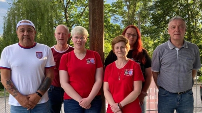 Der FC Bayern Fanclub Neustadt/WN hat eine neue Vorstandschaft und einen neuen Ausschuss gewählt. Von Links: Willi Platzer, Reinhold Kreuzer, Eva Kreuzer, Carolin Washausen (vorne in Rot), Christine Kirner, Heinz Hausner. (Bild: Ruth Seidl)