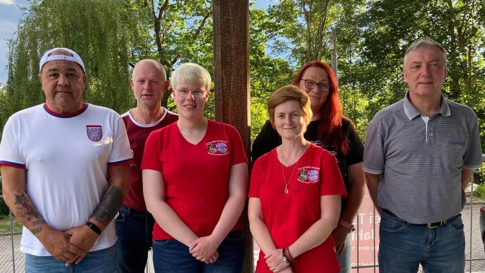 Der FC Bayern Fanclub Neustadt/WN hat eine neue Vorstandschaft und einen neuen Ausschuss gewählt. Von Links: Willi Platzer, Reinhold Kreuzer, Eva Kreuzer, Carolin Washausen (vorne in Rot), Christine Kirner, Heinz Hausner. (Bild: Ruth Seidl)