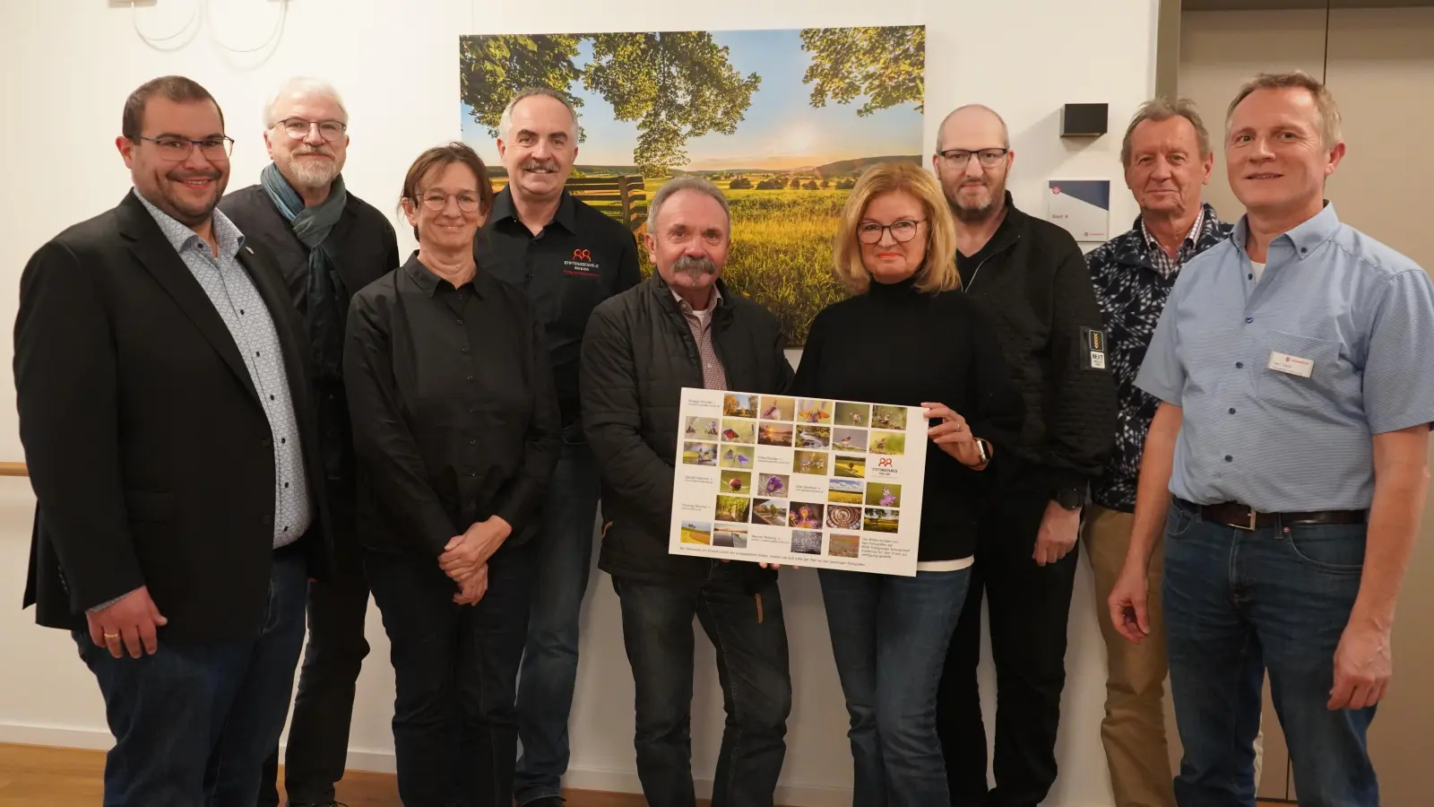 Foto v.l.n.r.: Regionalvorstandsmitglied Tobias Karl, Gerald Henrich, Sachgebietsleitung für Hospize Sabine Sudler, Thomas Reichel, Ansgar Forster, Erika Forster, Olaf Gleißner, Werner Mühling, Pflegedienstleiter Manfred Seitz (Bild: Katrin Pollinger)
