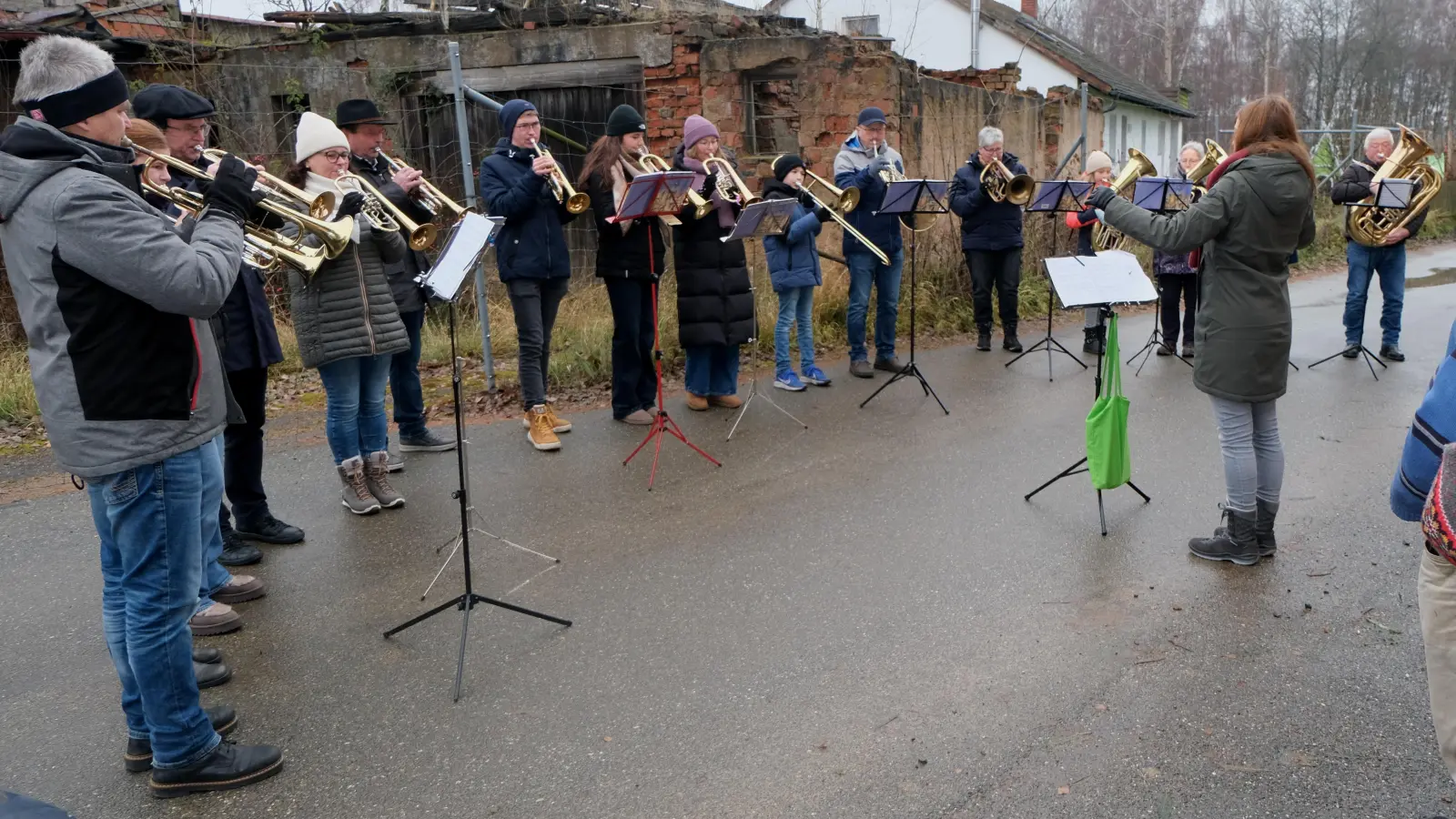 Dorfblasen im Flosser Land des Posaunenchores bereitet große Adventsfreude (Bild: Fred Lehner)