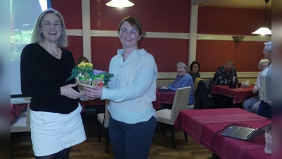 Mit Frühlingsgrüßen bedankte sich Petra Engelmann bei Maria Treiber (rechts) für deren erlebnisreiche Baumwanderung.  (Bild: Walther Hermann)