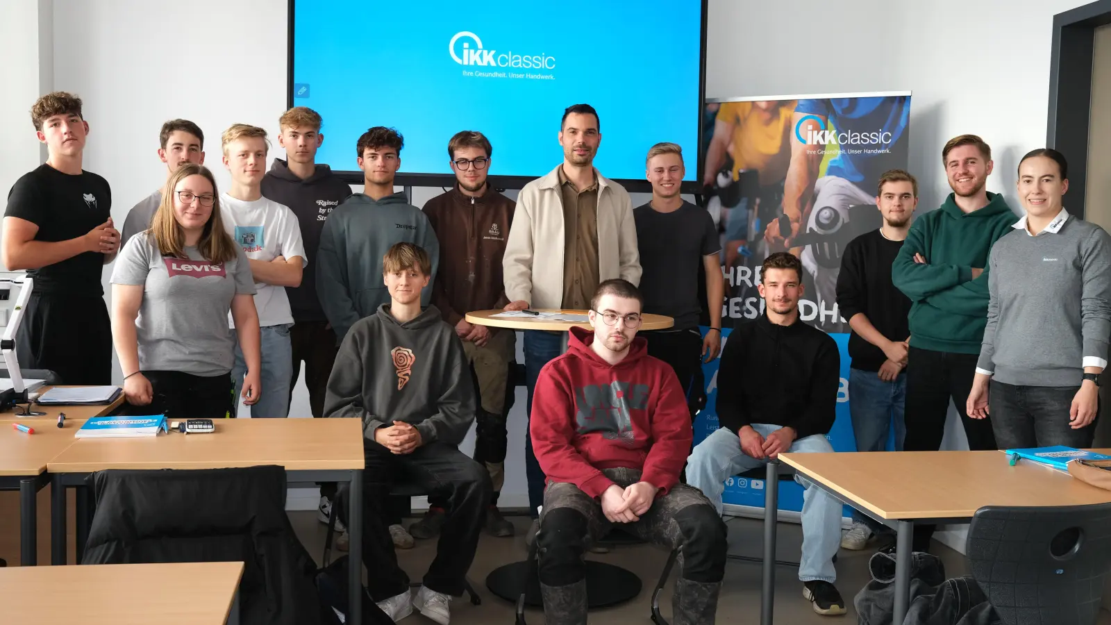 Die Schreiner-Innung hat einen Knigge-Workshop für die Lehrlinge an der Berufsschule organisiert. Diese übten mit Referentin Sabina Marjakaj (rechts) „Benimm-Regeln“. Schreinermeister und stv. Obermeister Fabian Kraus (Mitte) gab den Ausbildenden gute Ratschläge mit auf den Weg.  (Bild: Rudolf Hirsch )