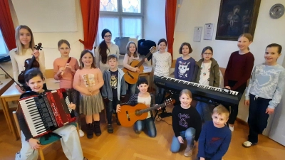 Die jungen Sängerinnen und Sänger mit ihren Musikinstrumenten. (Bild: Michaela Burger)