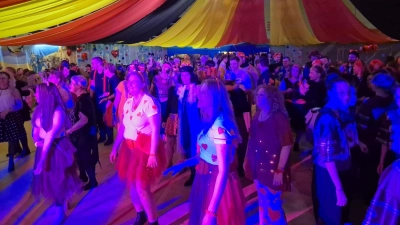 Die Tanzfläche in der Landgraf-Ulrich-Halle war beim Pfreimder Faschingsball immer gut besucht. (Bild: Georg Hirmer)
