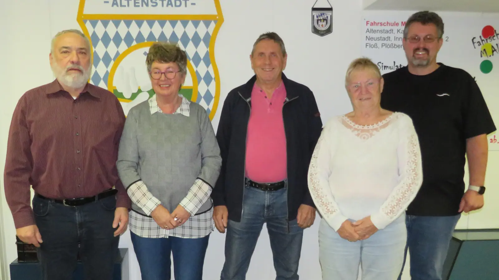 Die neue Vorstandschaft von Weiß_Blau altenstadt mit den Kassenprüfern. Vonr rechts Mattias Alfery, Christa Frenzel, Udo Janokowsky, Rosi Reil und Johann Adam (Bild: Johann Adam)