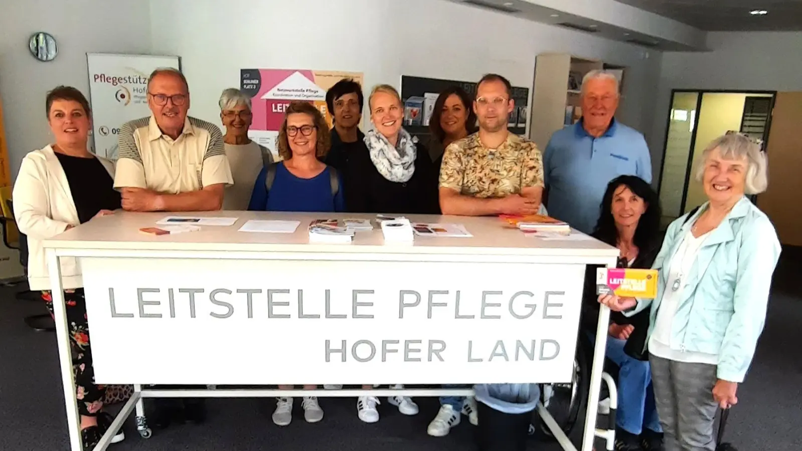 Mitte: Isolde Guba, Kommunale Wohnberatungsstelle des Landkreises Tirschenreuth und die ehrenamtlichen Wohnberater bei der Besichtigung der Leitstelle Pflege Hofer Land. (Bild: Isolde Guba)