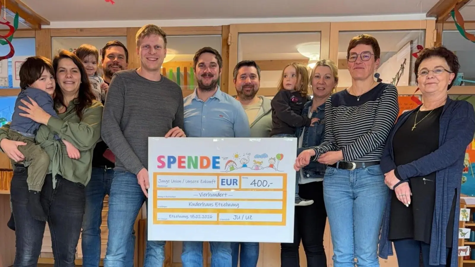 Die Kandidaten der Gemeinderatsliste der Jungen Union/Unsere Zukunft übergeben die Spende über 400 EUR an das Kinderhaus. V.l. Svenja Beck, Manuel Aures, Christoph Pirner, Adrian Lutter, Hannes Lutter, Martina Weber, Kinderhausleiterin Kerstin Renner, Geschäftsführerin Sabine Scholz (Bild: Ernst Scharr/Christoph Pirner)