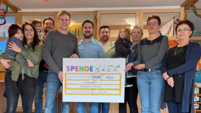 Die Kandidaten der Gemeinderatsliste der Jungen Union/Unsere Zukunft übergeben die Spende über 400 EUR an das Kinderhaus. V.l. Svenja Beck, Manuel Aures, Christoph Pirner, Adrian Lutter, Hannes Lutter, Martina Weber, Kinderhausleiterin Kerstin Renner, Geschäftsführerin Sabine Scholz (Bild: Ernst Scharr/Christoph Pirner)