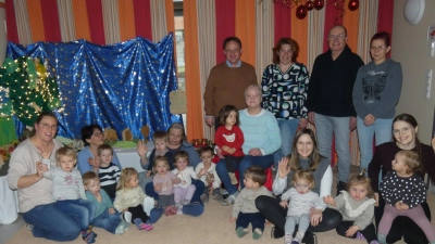 Hinten rechts Frau Yasmin Kellner vom Elternbeirat, 2. von rechts Werner Hanauer, Kirchenpfleger, 3. von rechts Frau Birgit Bocka, Leiterin der Kita, 4. von rechts Frau Brigitta Vater, 5. von rechts Herr Dekan Alexander Hösl. Weiterhin die Kinder der Krippe mit ihren Erzieherinnern und Kinderpflegerinnen.  (Bild: Andrea Zitzmann)