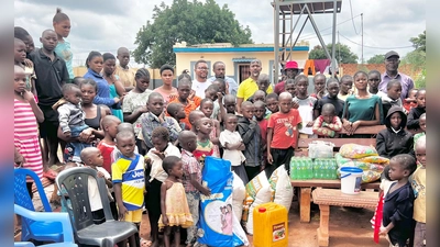 Pfarrvikar Dr. Justin Kishimbe bei seinem Besuch im bestehenden Kinderheim im Kongo bei der Übergabe von Naturalien, die ebenso vom Förderverein gesponsert wurden.  (Bild: Roman Melzner)