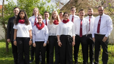 Nach der Sitzung trafen sich die neue und alte Vorstandschaft zum Erinnerungsfoto: Pfarrer Dominik Mitterer, Sarah Mallard, Thomas Aures, Anna Ehbauer, Tobias Widmann, Kathrin Ederer, Kilian Eichenseer, Lorena Eckl, Christoph Ederer, Lukas Kaschny, Klaus Ehbauer und Matthias Pirkl (v.l.n.r.) (Bild: Claudia Kammerl)