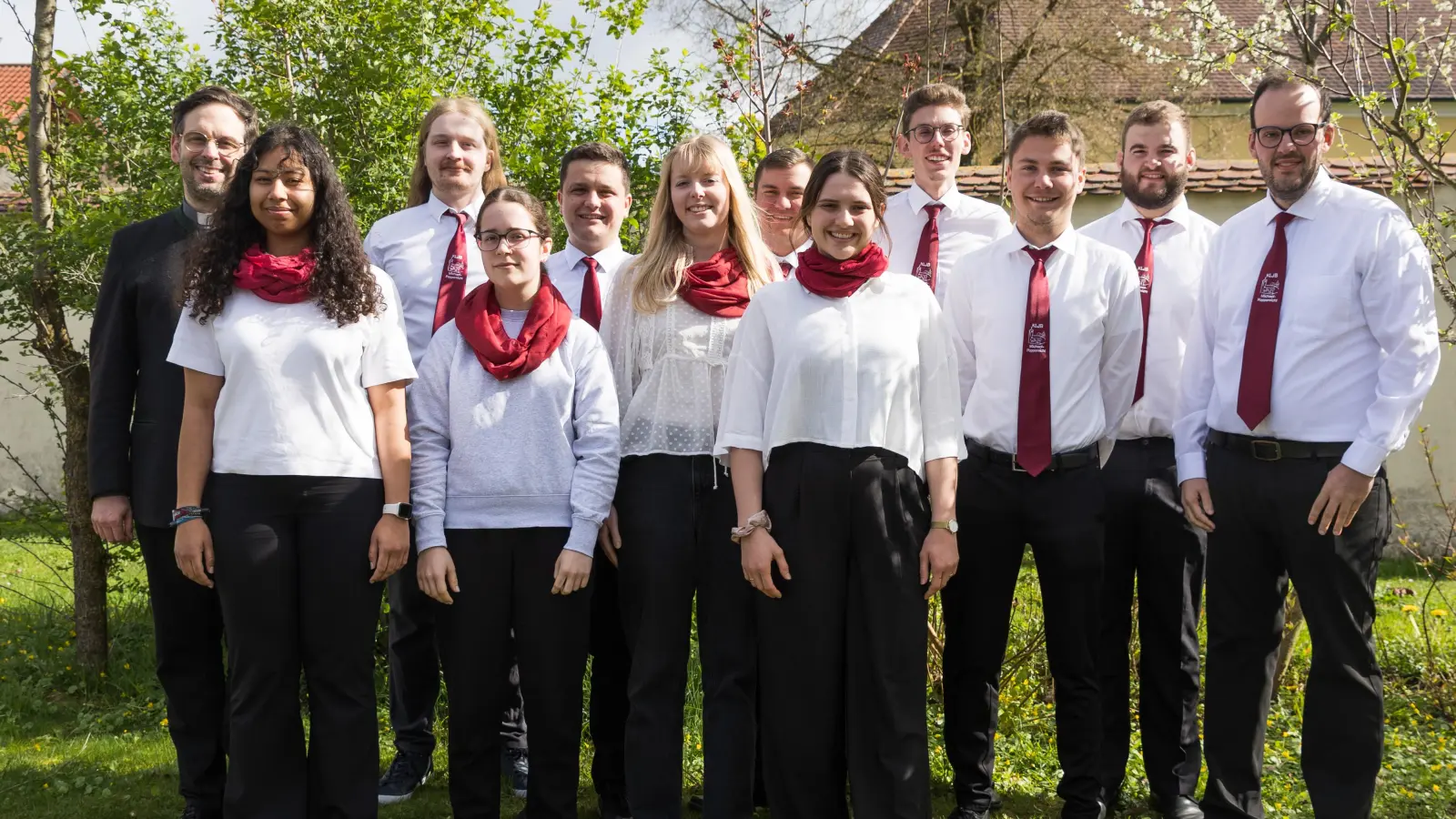 Nach der Sitzung trafen sich die neue und alte Vorstandschaft zum Erinnerungsfoto: Pfarrer Dominik Mitterer, Sarah Mallard, Thomas Aures, Anna Ehbauer, Tobias Widmann, Kathrin Ederer, Kilian Eichenseer, Lorena Eckl, Christoph Ederer, Lukas Kaschny, Klaus Ehbauer und Matthias Pirkl (v.l.n.r.) (Bild: Claudia Kammerl)
