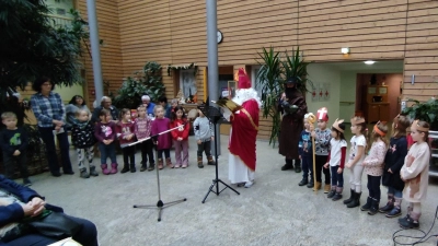 Der heilige Nikolaus mit Kindern des städtischen Kindergartens Kemnath. (Bild: Claudia Heier )