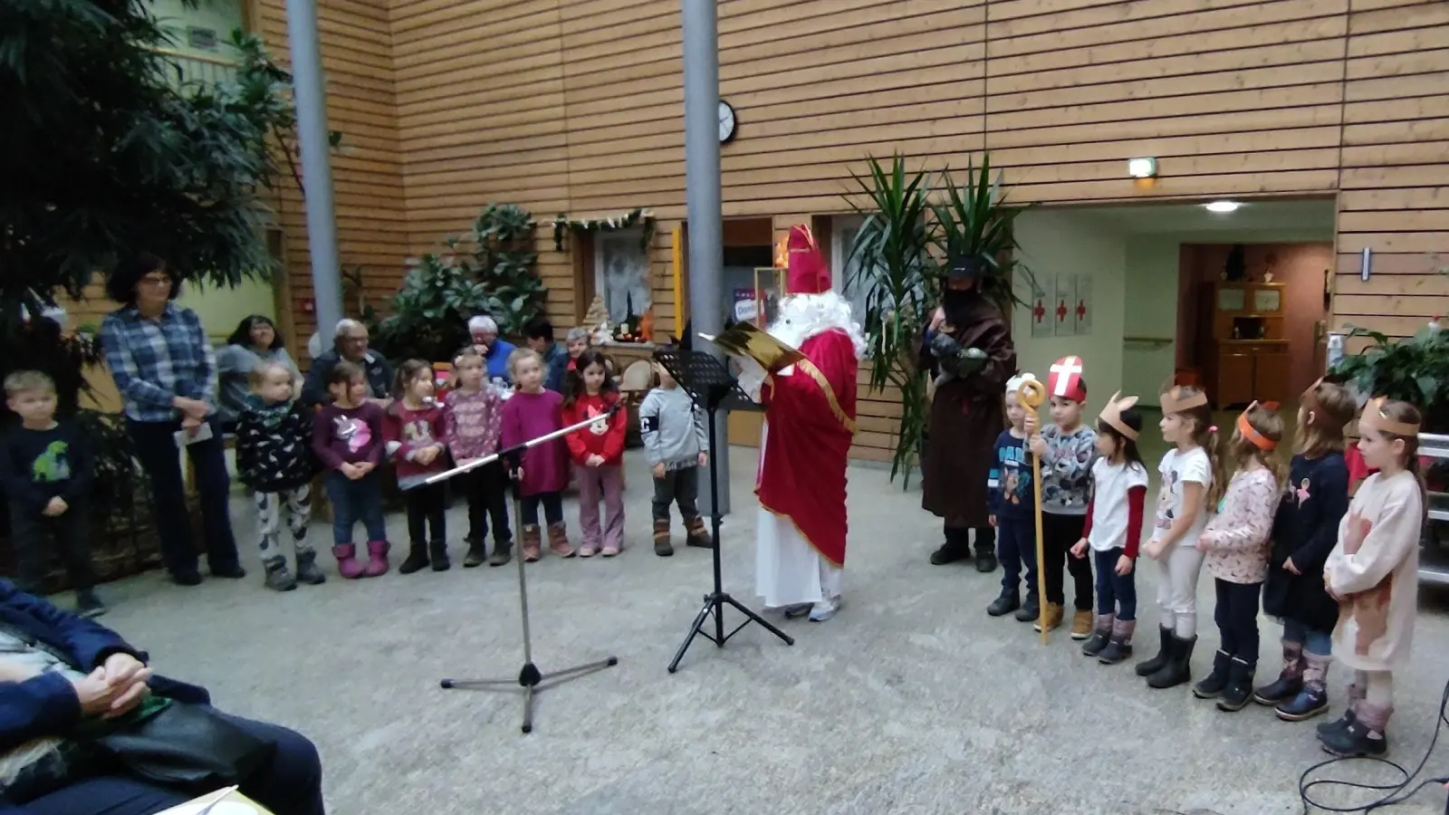 Der heilige Nikolaus mit Kindern des städtischen Kindergartens Kemnath. (Bild: Claudia Heier )