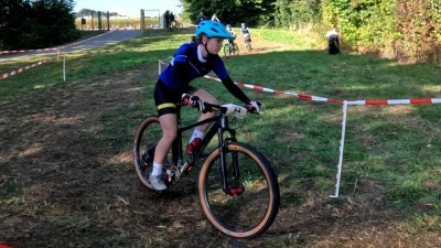 Nele Kohl im MTB-Rennen. (Bild: Jochen Tuchbreiter)