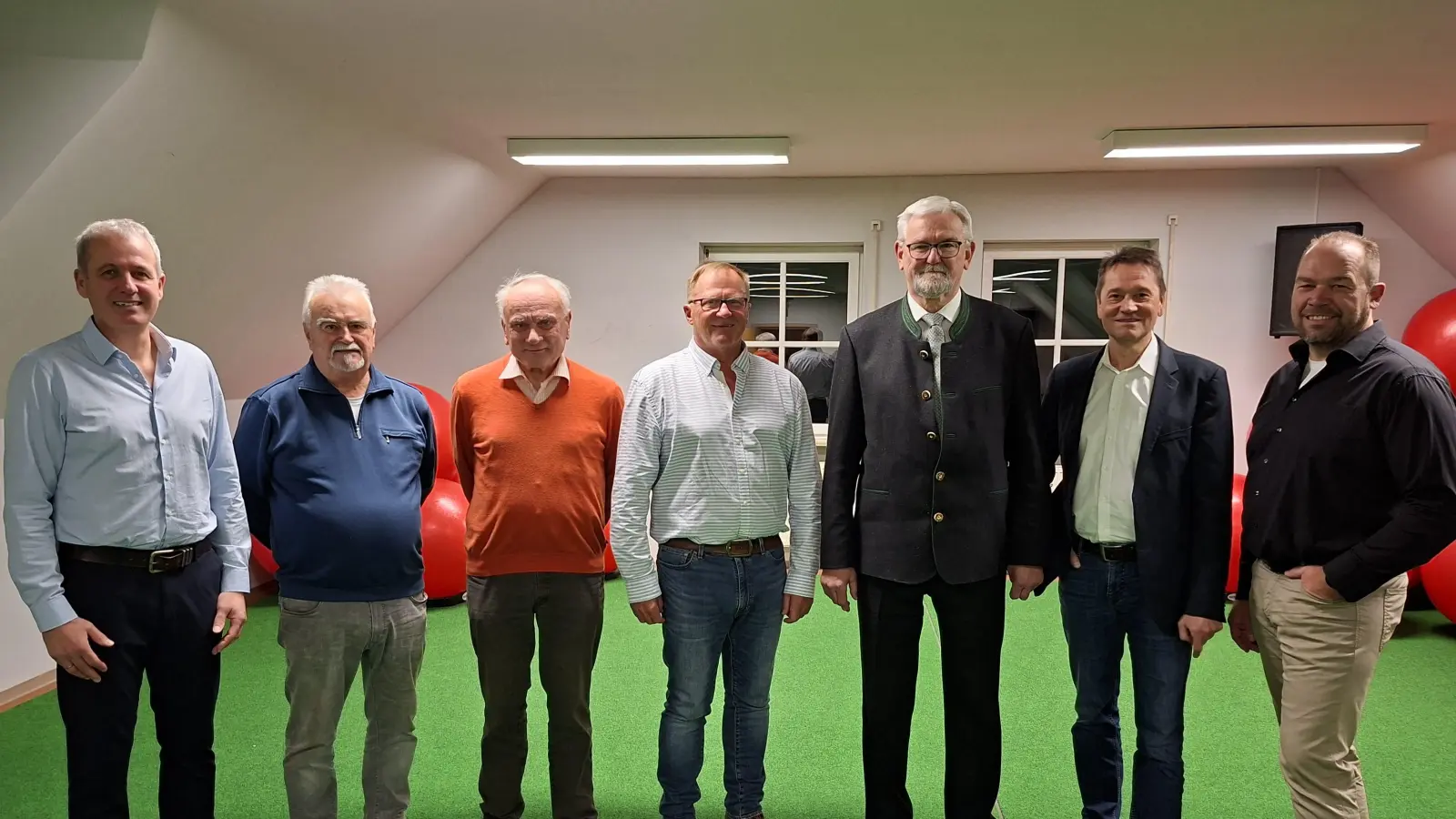 Mit Werner Fischer, Norbert Frisch, Georg Bauer und Max Peter (Zweiter bis Fünfter von links) ernannten Vorsitzender Achim Neupert (links) und seine beiden Stellvertreter Jürgen Greiner und Michael Hauer (von rechts) vier neue Ehrenmitglieder der DJK Neustadt/WN.  (Bild: Hans Prem)