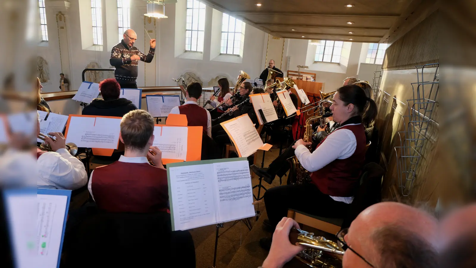 Die weihnachtliche Eucharistiefeier hatte durch die musikalische Gestaltung der Blaskapelle Neuhauser Boum unter Leitung von Werner Hederer eine besondere Note.  (Bild: Fred Lehner)