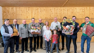 Von links: Konrad Grillmeier, Andreas Gleißner sen., Helmut Kipferl, Michael Haberkorn, Erich Völkl, Ludwig Ernstberger mit Ehefrau Gertraud und den beiden Enkelkindern Julian und Leopold, Matthias Härtl, Sebastian Putzer und Andreas Gleißner jun.  (Bild: Sarah Haberkorn )