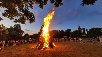 Viele Besucher kamen zum Johannisfeuer der Kolpingsfamilie Schwarzenfeld auf den Miesberg! (Bild: Wolfgang Lobinger)
