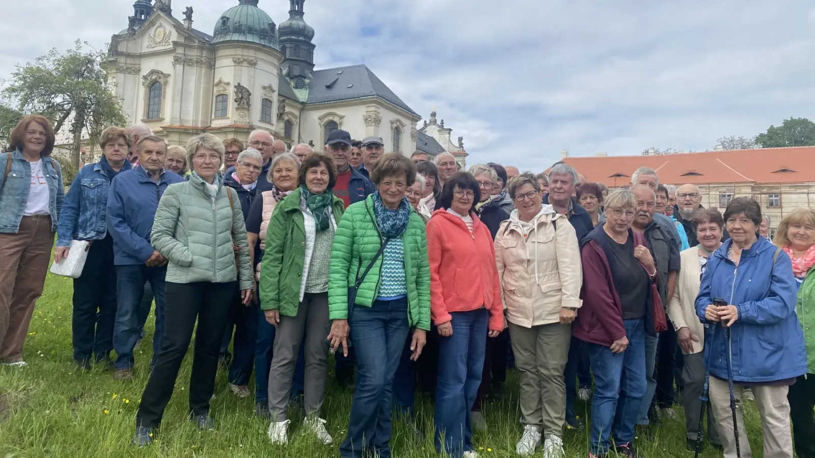 Die Reisegesellschaft vor dem Kloster Osek. (Bild: Angelika Franz)