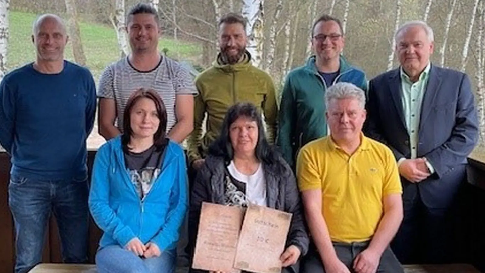 Die Vorstandsriege des Heimatvereins und Bürgermeister Günter Kopp (rechts) gratulierten Roswitha Waschka (Mitte sitzend) zur Auszeichnung für ihre langjährige Mitgliedschaft. (Bild: Heimatverein Altensteinreuth/exb)