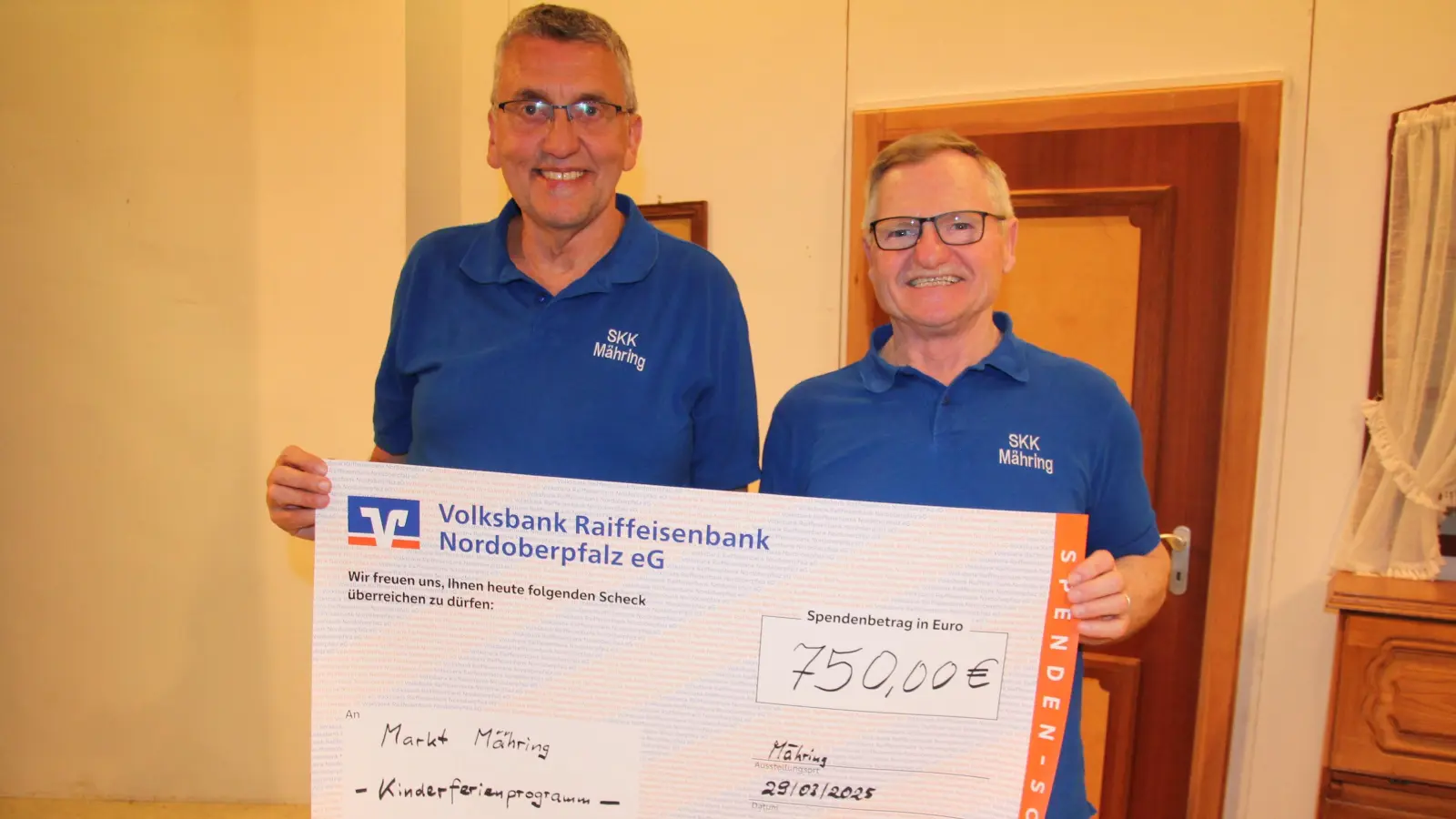 Sowohl Bürgermeister Franz Schöner (links) als auch der Vorsitzende der SSK Mähring, Reinhard Beer, strahlten bei der Spendenübergabe von 750 Euro für das diesjährige Ferienprogramm. (Bild: Konrad Rosner)