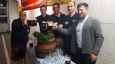 O’zapft is, durch Bürgermeister Peter Neumeier mit der Vorstandschaft (Bild: Josef Forster )