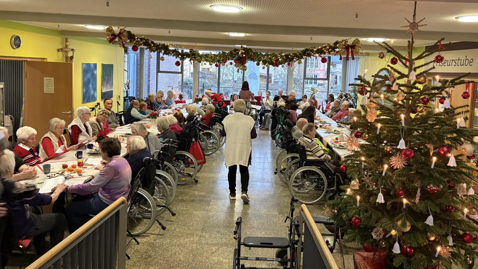 Stimmungsvoll wurde es zur Weihnachtsfeier für die Bewohnerinnen und Bewohner im BRK-Seniorenzentrum „Haus Mühlbühl”. (Bild: Thomas Schrems)
