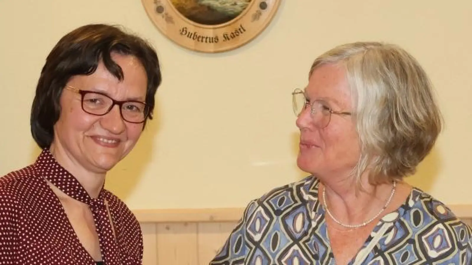 Maria Kukla (rechts) bedankte sich bei Gartenfachberaterin Manuela Pappenberger für die schöne Bilderreise durch das Gartenjahr 2025. (Bild: Christine und Werner Rupprecht)