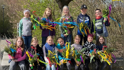 Erstkommunionkinder mit ihren fertigen Werken.  (Bild: Ilona Maiwald )