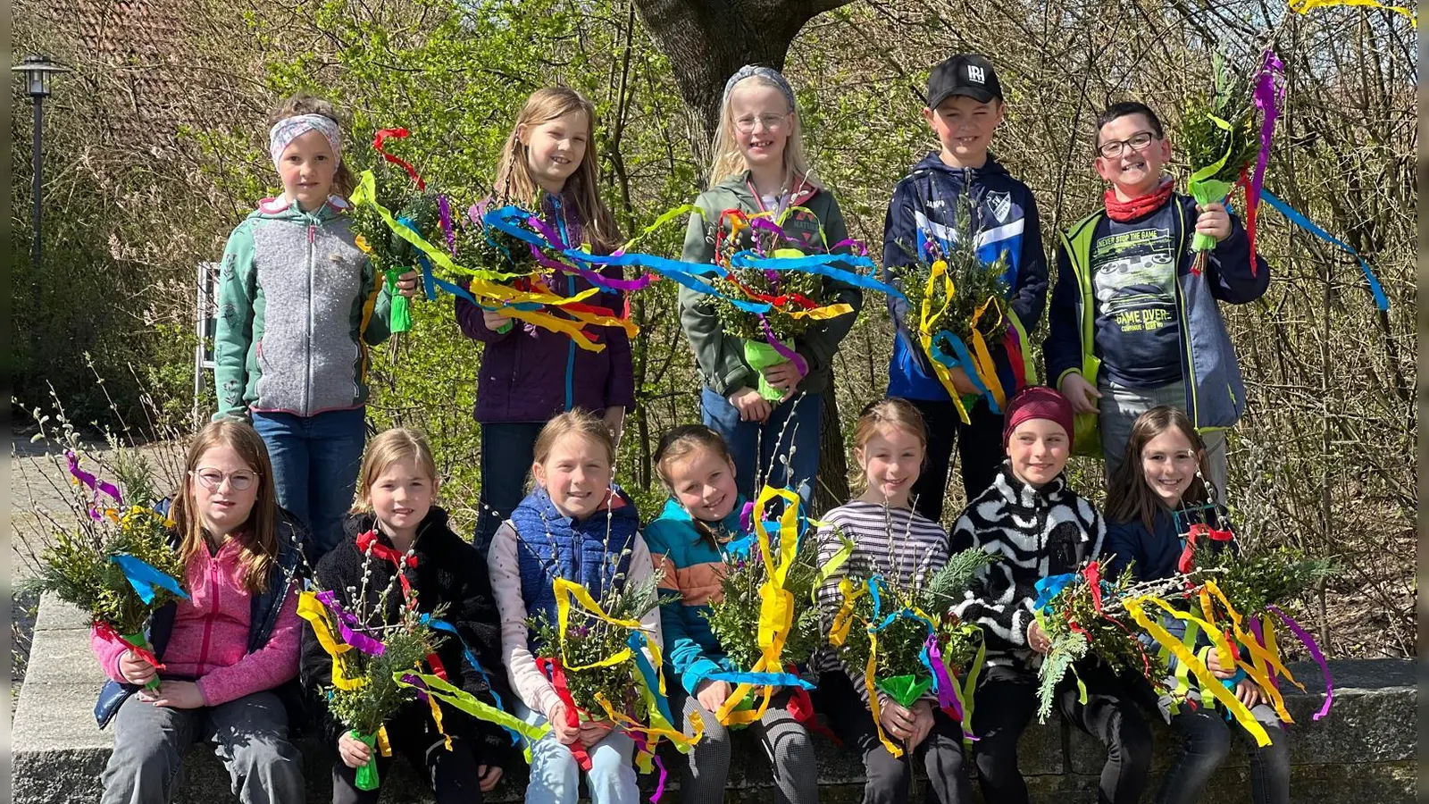 Erstkommunionkinder mit ihren fertigen Werken.  (Bild: Ilona Maiwald )